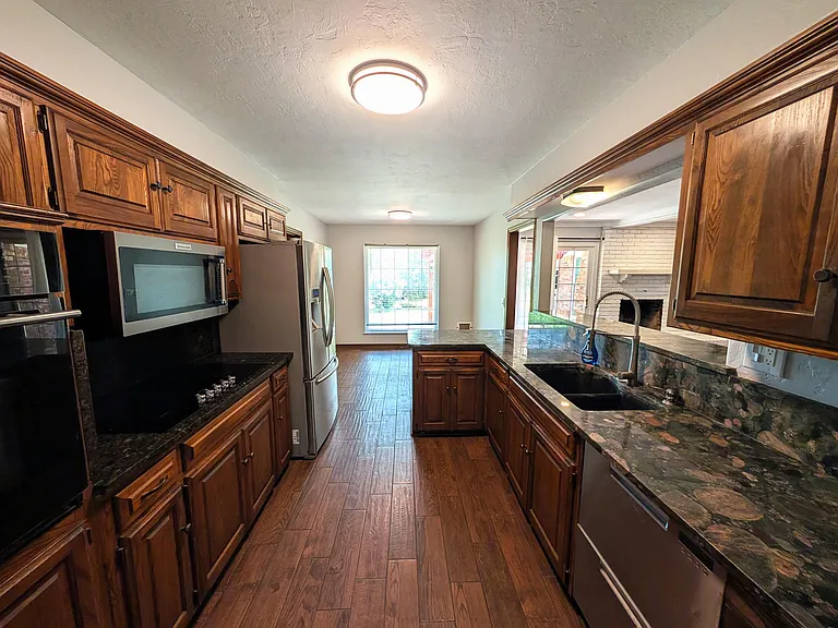 10133 Bromley Ct — Photo 7
