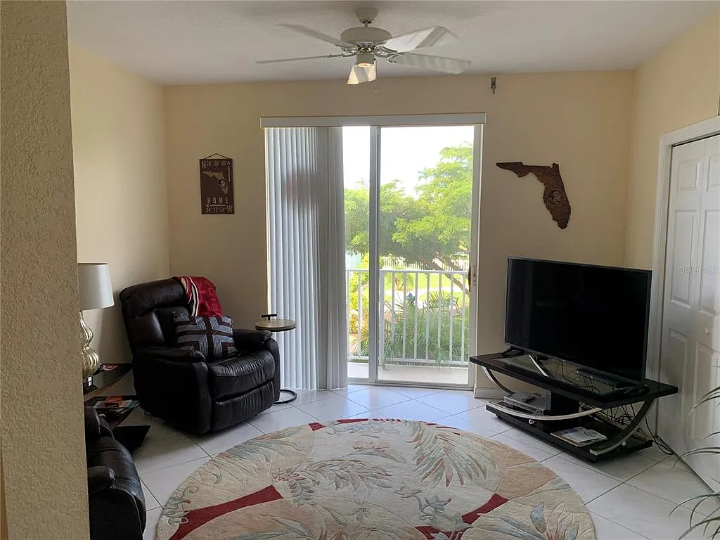 3 bed, 2.0 bath, 2172 sqft, $3,400 — Photo 4