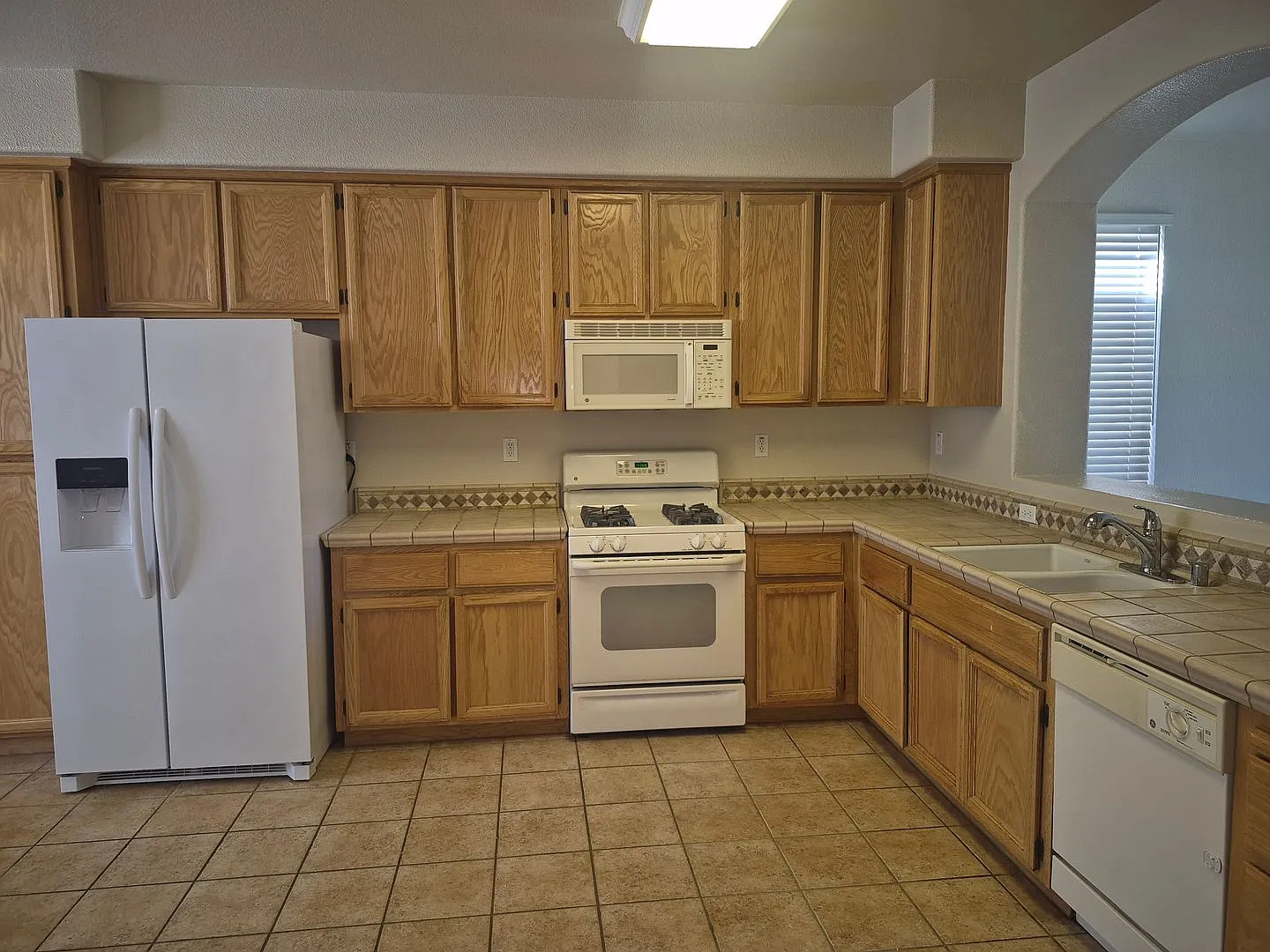 4 Bedroom 2.5 bath in Natomas Park — Photo 3