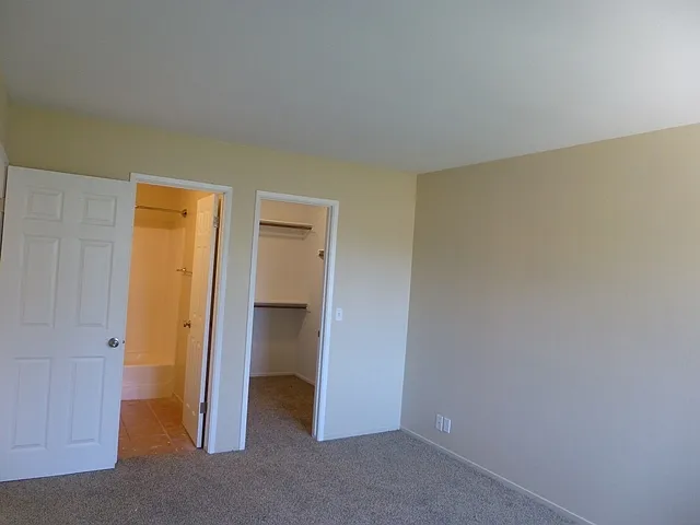 2435 Country Ln — Photo 12