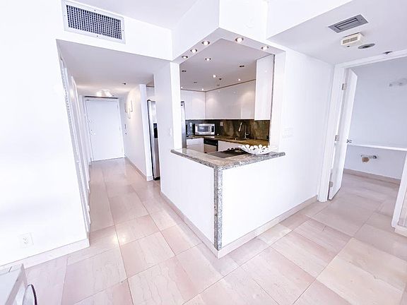 4th image of 1717 N Bayshore Dr #4042