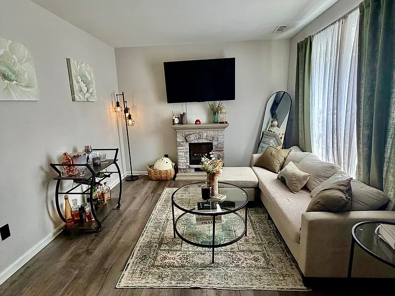415 Strathaven Ct — Photo 3