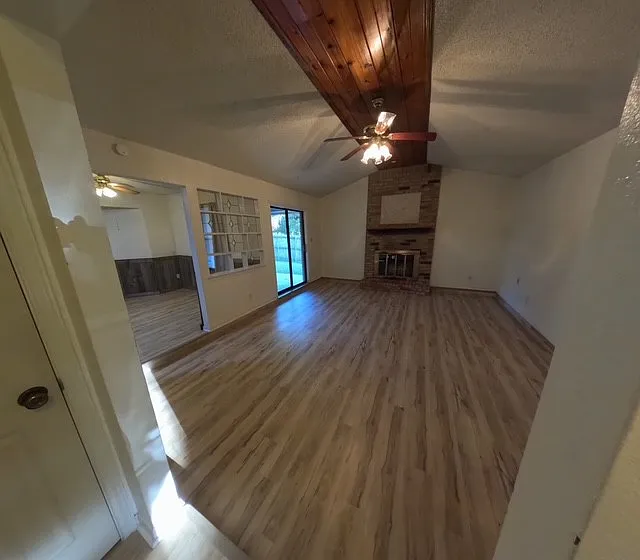 1412 Janet Ln — Photo 3