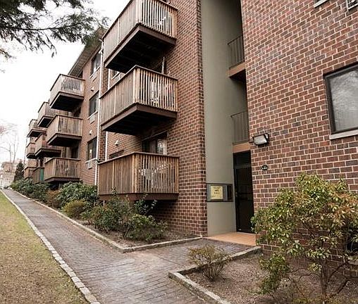 2nd image of 332 Palisade Ave APT C2