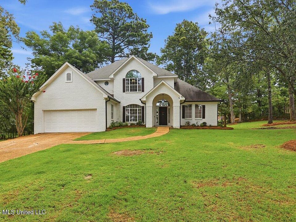 1st image of 346 Woodlands Dr