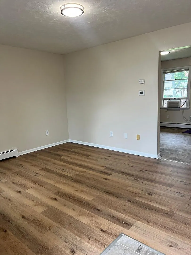 W Erie Street Apartments — Photo 3