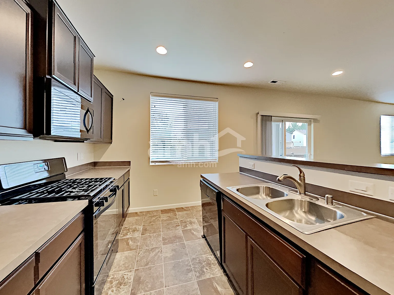 4 bed, 2.5 bath, 2378 sqft, $3,055 — Photo 4