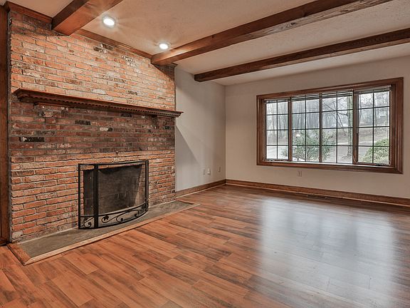 5th image of 21 Crestwood Ln