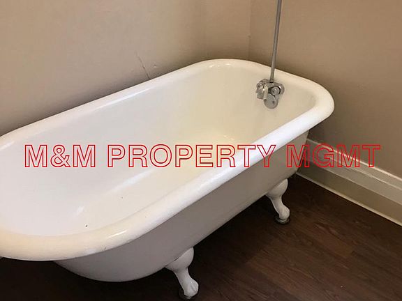2108 I St Bath w/Claw foot tub