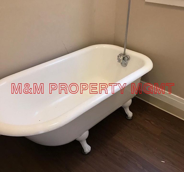 2108 I St Bath w/Claw foot tub