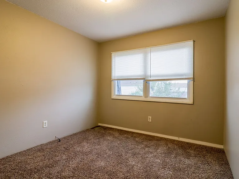 801 Hollycrest Dr — Photo 8
