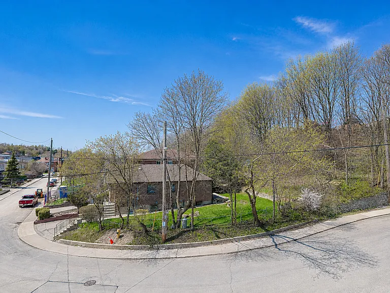 2204 Dufferin St — Photo 15