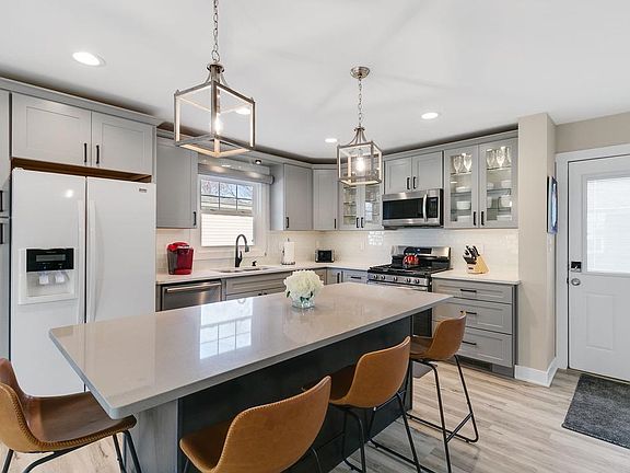 3rd image of 8038 Wicker Park Dr