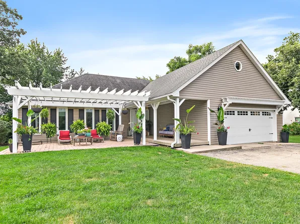 40W719 Longshadow Ln, St Charles, IL 60175