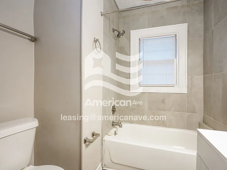 1715996_012_wm_-_bathroom_13389317.jpg