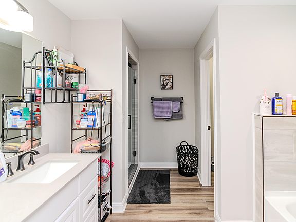 5th image of 680 Jennifer Dr
