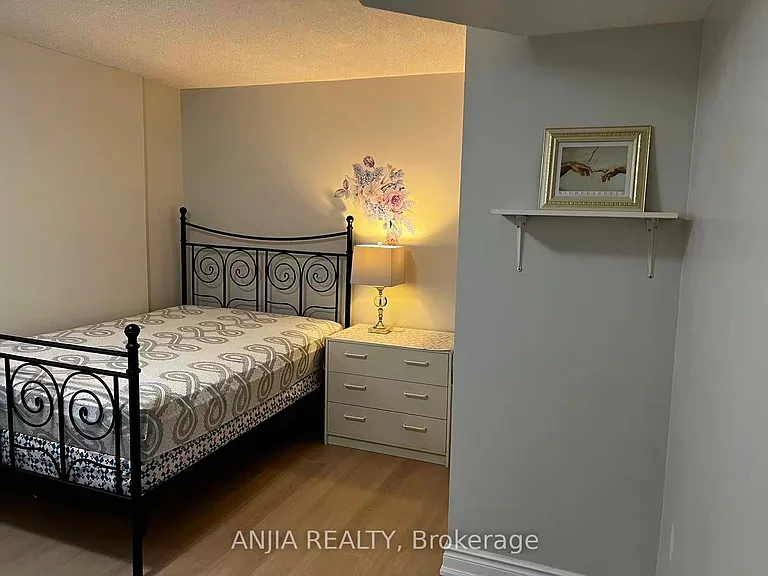 3441 Sanderling Cres #2 — Photo 4