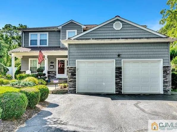 35 Racoon Dr, Hazlet, NJ 07730