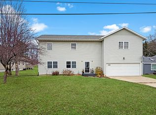 2128 Lancaster Heights Rd, Freeport, IL 61032