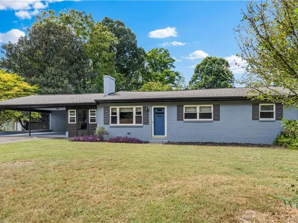 2816 Vanhoy Rd, Yadkinville, NC 27055