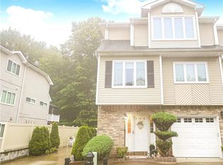 100 Robin Ct, Staten Island, NY 10309