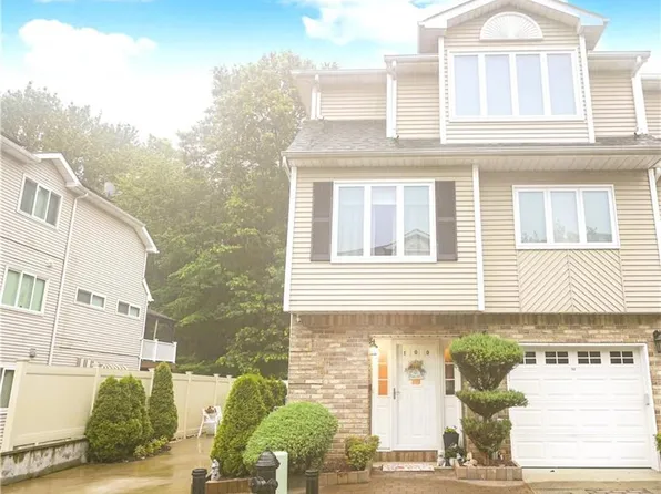 100 Robin Ct, Staten Island, NY 10309