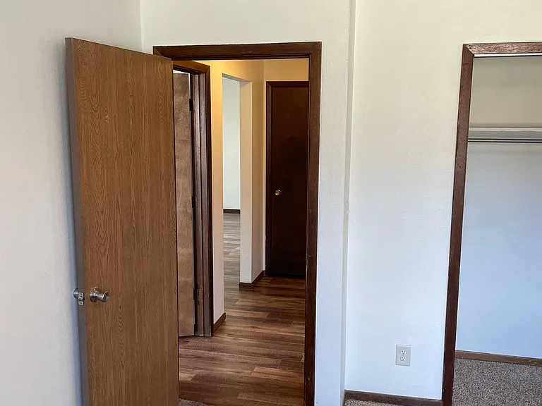 Immaculate Updated 1 and 2 Bedrooms with 1 Bath — Photo 17
