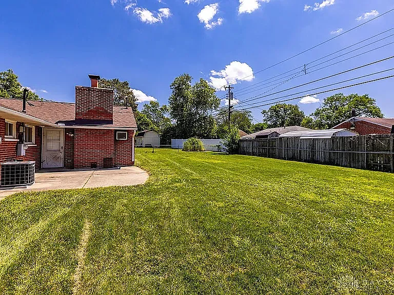2090 Mattis Dr — Photo 31