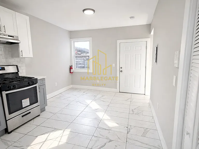 494 S 18th St #3E — Photo 2