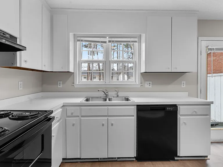Cambridge Apartments — Photo 7