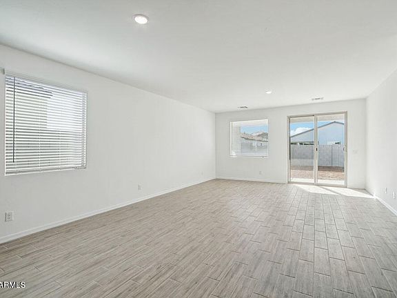 5th image of 4233 E BRADFORD Avenue