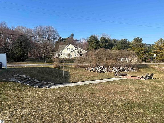 3rd image of 2631 Lakeshore Rd