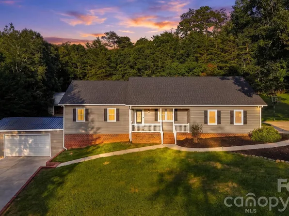 136 Cook Ln, Hickory, NC 28601