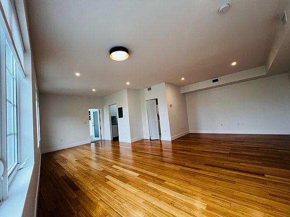 5th image of 962 Bay Dr #910