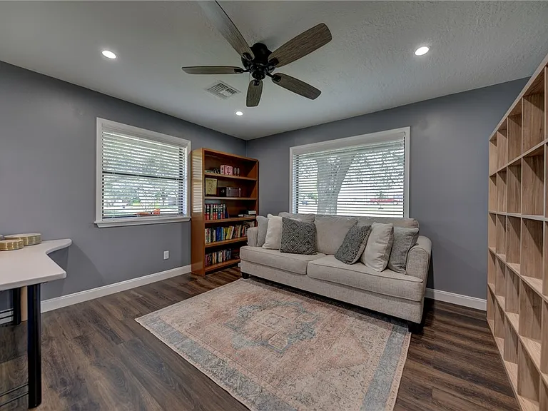 1600 Pecan St — Photo 17