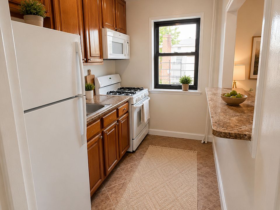 2nd image of 20-24 24th St #2C