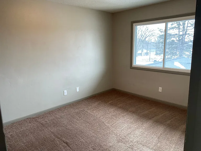 900 Elder Ln — Photo 4