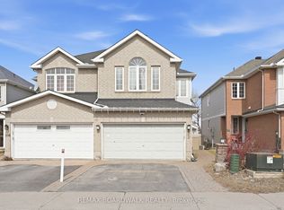 102 Deerfox Dr, Ottawa, ON K2J 4W9