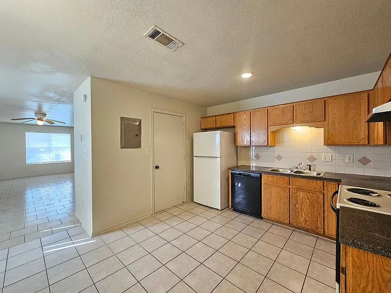 3003 Cantabrian Dr #D — Photo 12