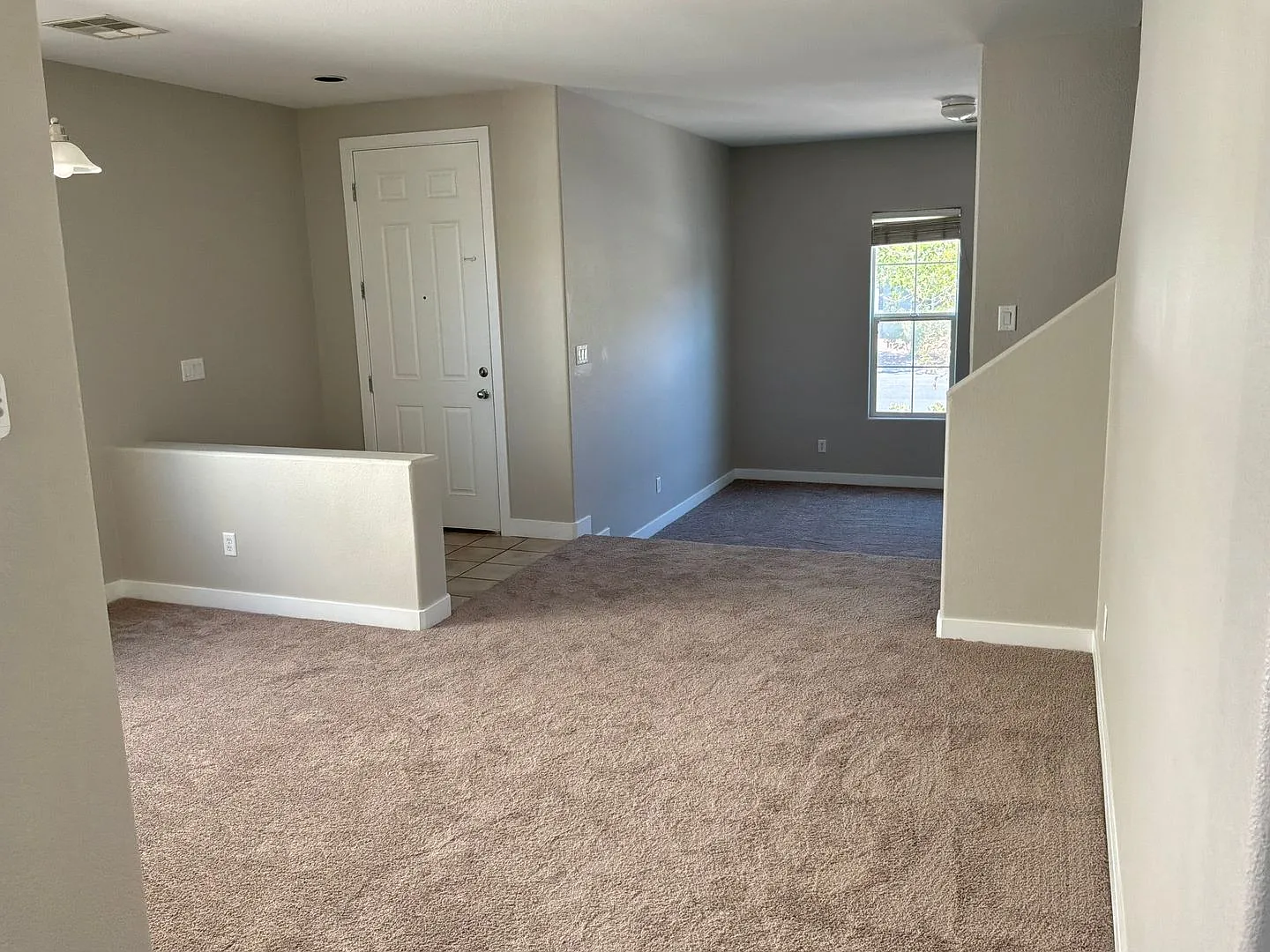 2 Story detached home 4 bedrooms 2.5 bathrooms 2 car garage Gated Subdivision — Photo 4