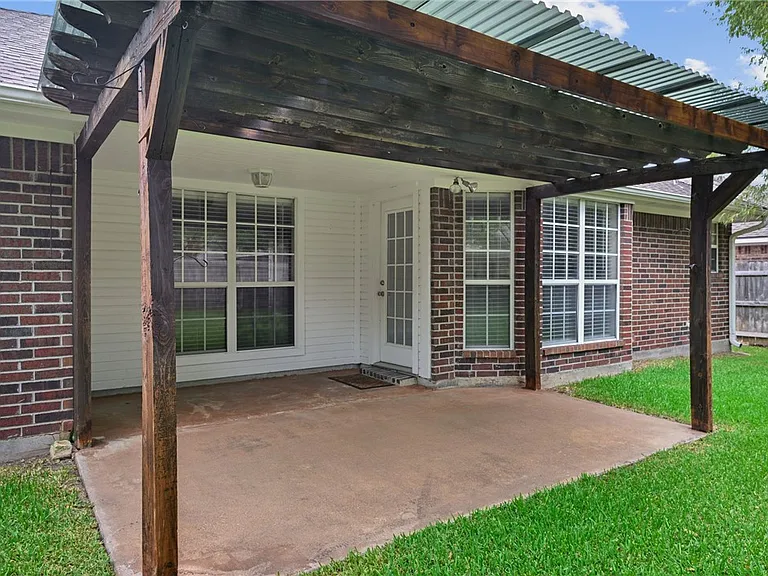 1208 Markham Ln — Photo 15