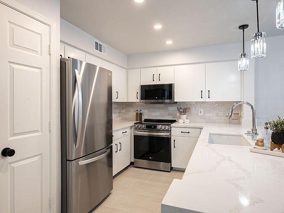 OPEN CONCEPT KITCHEN/DINING/BREAKFAST BAR