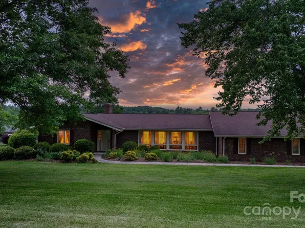 2448 Moss Farm Rd, Hickory, NC 28602
