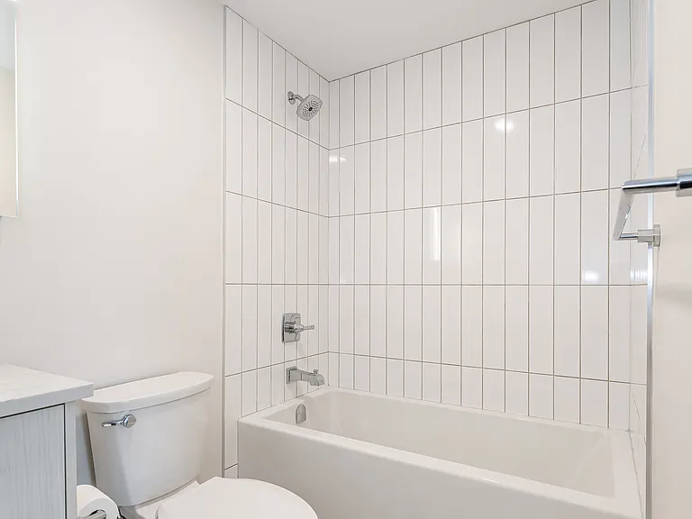 460 Columbia St W — Photo 186