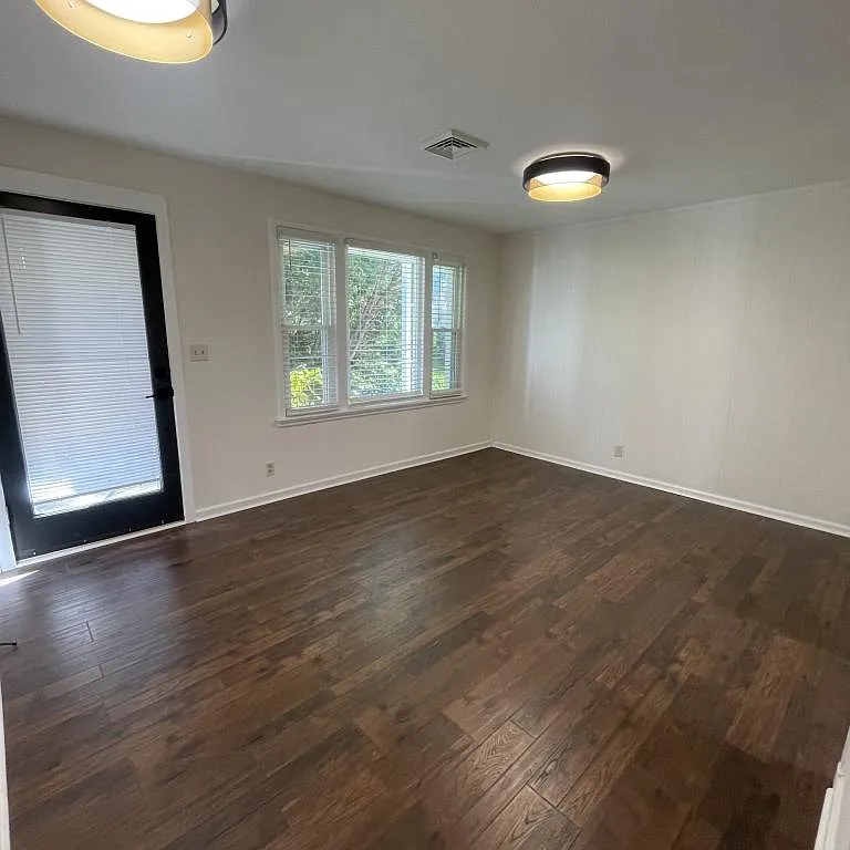 49 Trowbridge Ln — Photo 2