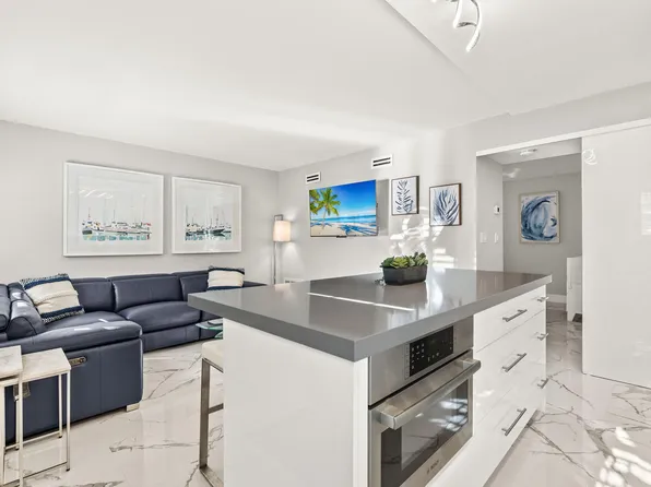 980 7th Ave S APT 109, Naples, FL 34102