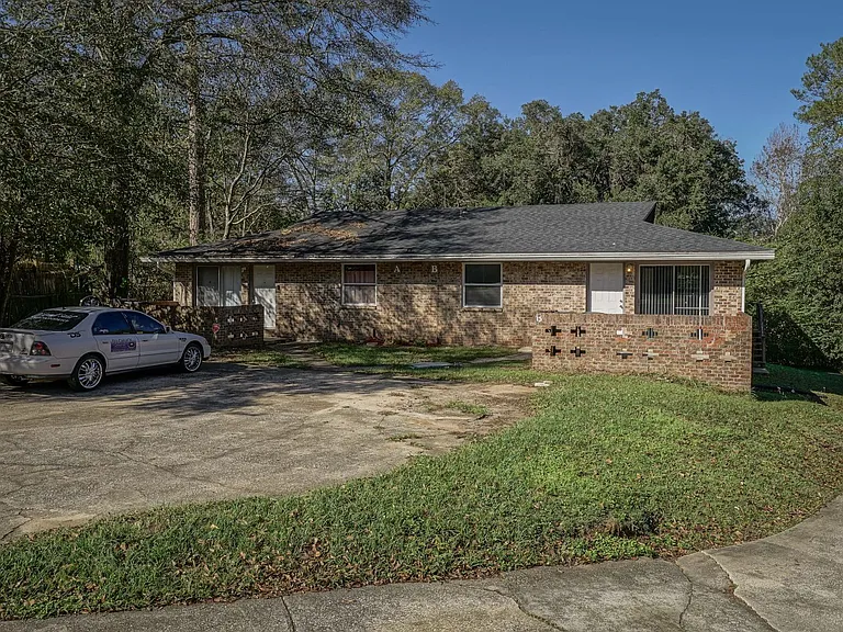 2304 Hartsfield Ct #B — Photo 1