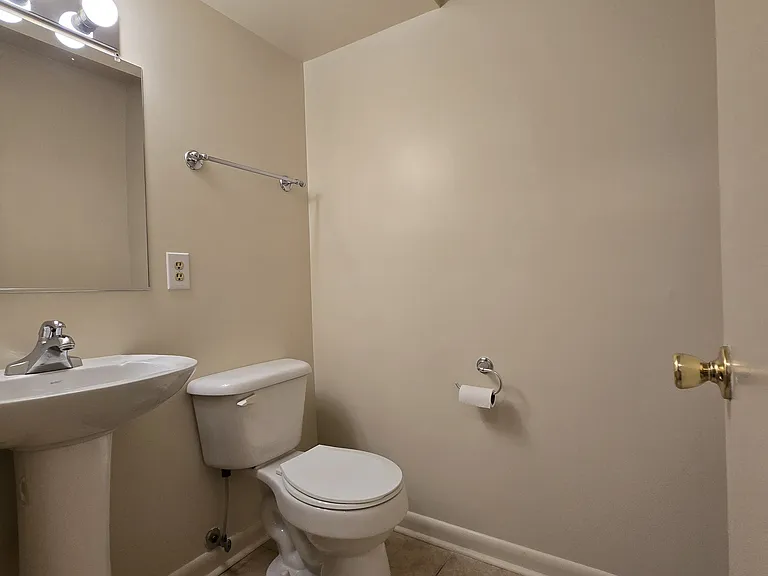 Half-bath, main floor