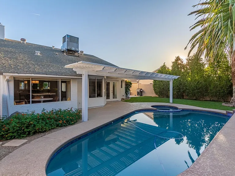 6218 E Waltann Ln — Photo 18