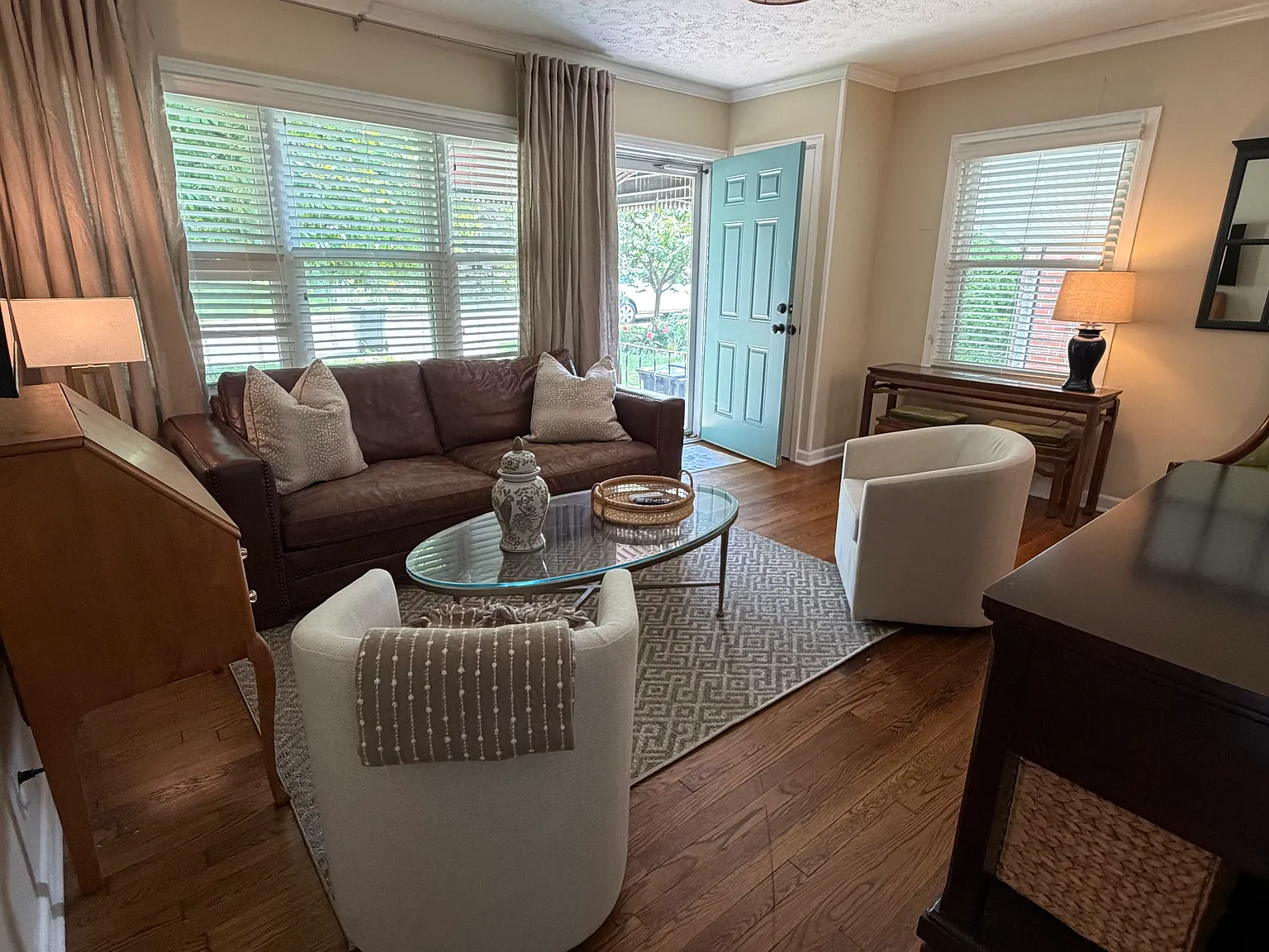 2 bed, 896 sqft, $3,200 — Photo 3